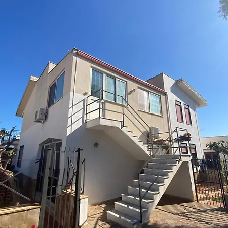 Hikkara Airport, Sea And Beach Holiday home Carini